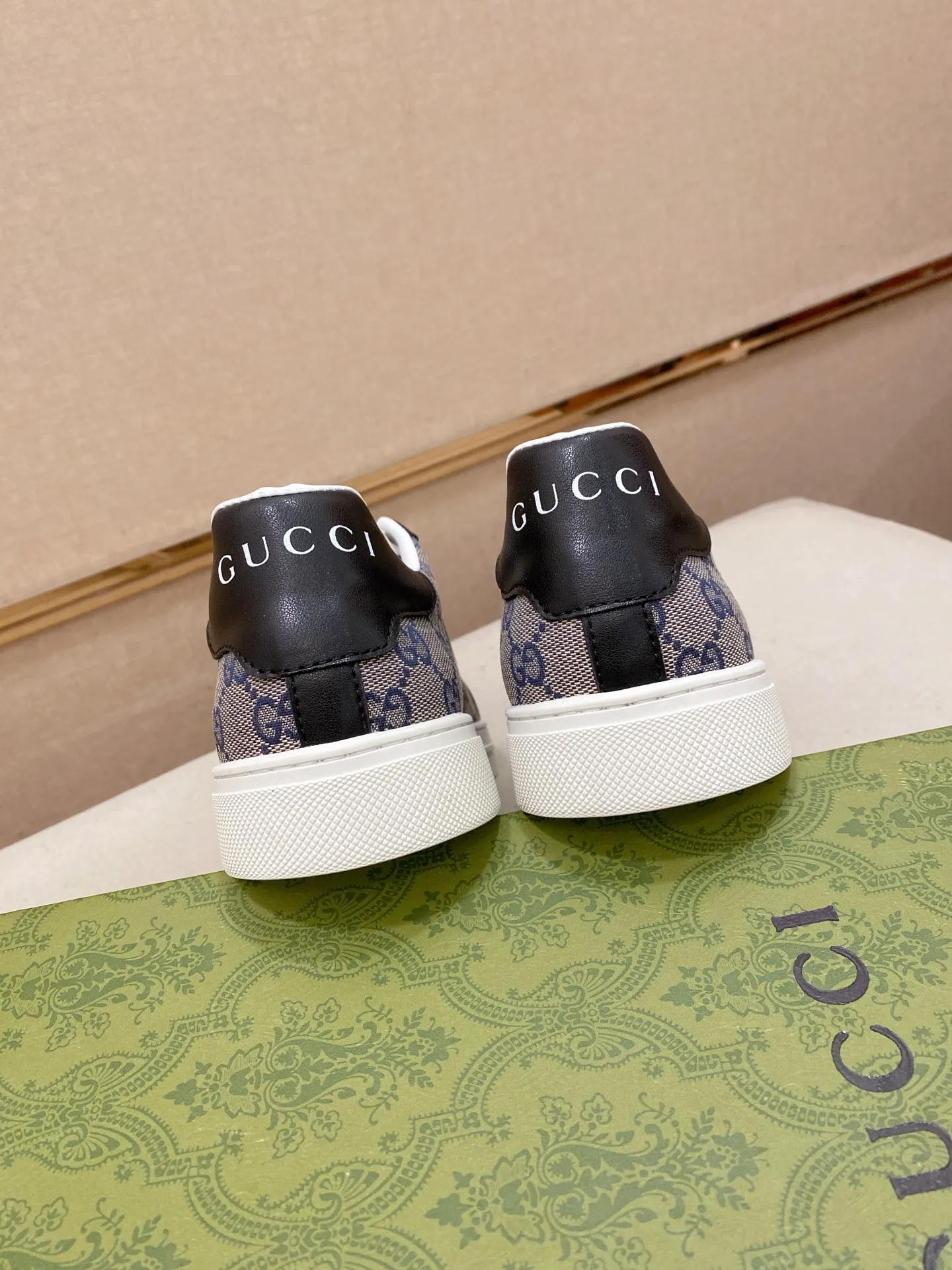 Factory price: 460💰 (GUCCI) The latest model from the official website 🎁🎁Casual and fashionable men's shoes👟, hot style 💥The version is simple and elegant, exclusive for trendy men. Unique official website latest brand elements 👑Gucci original decoration, fashionable and generous, the fabric is original cowhide ✅sheepskin lining, the official website specifies wear-resistant casual outsole, the classic model is taken in kind at the counter🎬38-44 (45 is not returned or exchanged)